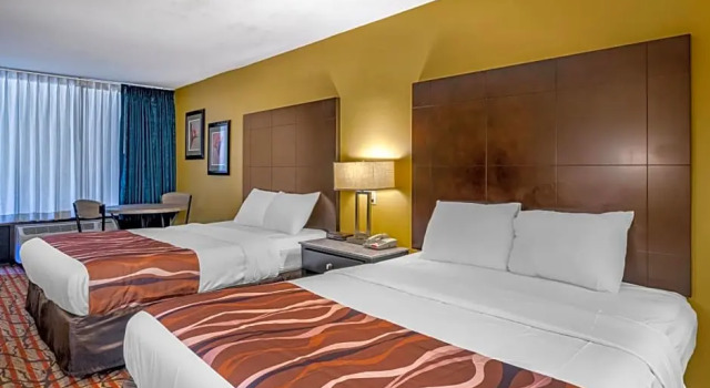 Четырёхместный номер Standard с видом на бассейн Rodeway Inn Central Clearwater Beach
