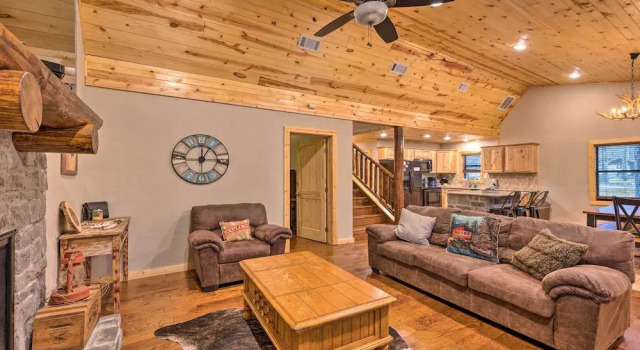 Cabin w/ Hot Tub & Grill - 6 Mi to Broken Bow Lake, Book Feriehus Villaer i Hochatown, Villa
