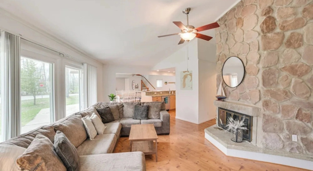 Family Retreat Near Beach on Lake Charlevoix, Book Feriehus Villaer i Michigan, Villa