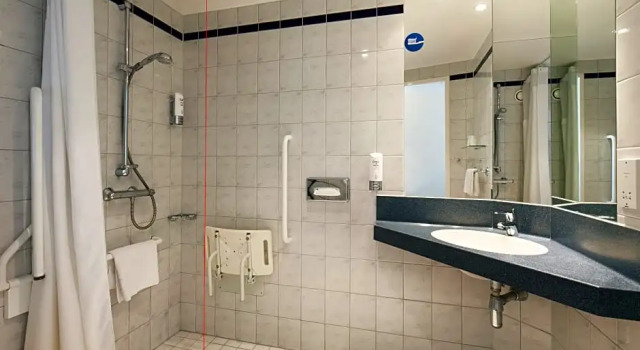 Трёхместный номер Standard Holiday Inn Express Oxford-Kassam Stadium by IHG
