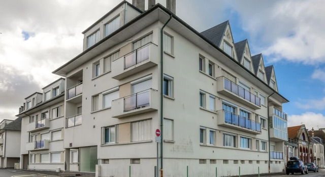 Beachfront Apartment in Grancamp-maisy With Terrace