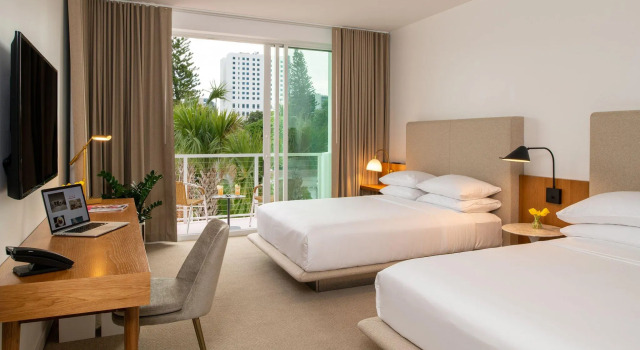 Четырёхместный номер Standard с балконом The Sarasota Modern, a Tribute Portfolio Hotel