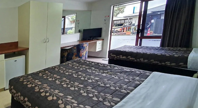 Трёхместный номер Standard Airways Motel