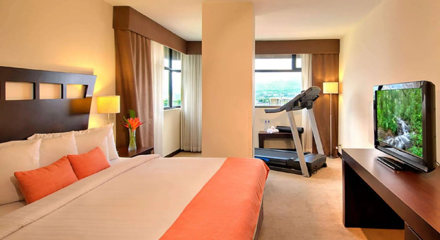 Dvoulůžkový s manželskou postelí Apartmá TRYP by Wyndham San Jose Sabana