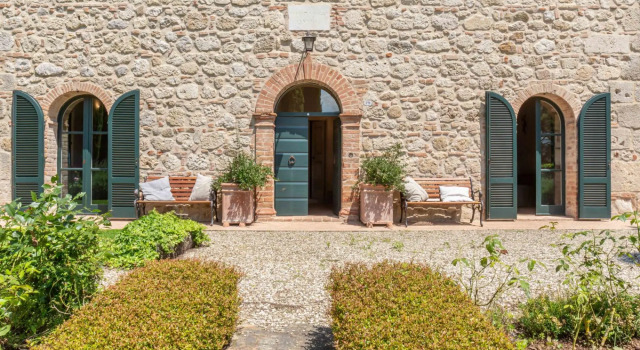 From this beautiful property, immersed in the Sienese countryside, you can enjoy sunsets with changi-Podere i Poggi