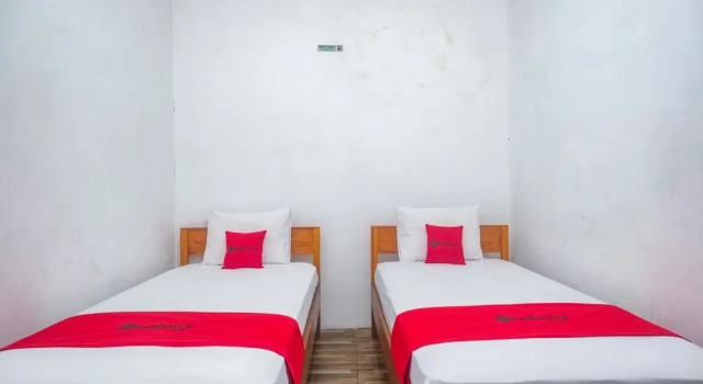 Reddoorz Syariah near Sleman city hall 4, Book Hotel Hotels in Sleman with Parking, Parking