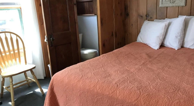 Cozy Inn-Lakeview House & Cottages, Varaa Hotelli Hotellit New England uima-altaalla, Uima-allas
