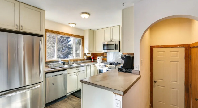 Коттедж 7 Mi to Downtown Denver: Lakewood Gem w/ Deck!