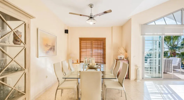 Villa Blanca, Book Villa Hotels in Riviera del Sol with Parking, Parking