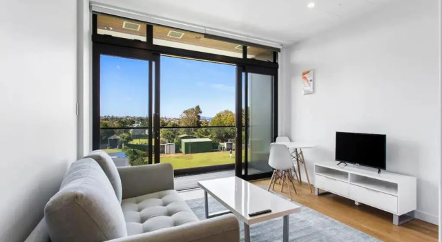 Lovely Bright Apartment - Central Takapuna!, Забронировать Апартаменты/квартира Отели региона Окленда с бассейном, рядом с Такапуна-Бич, Бассейн