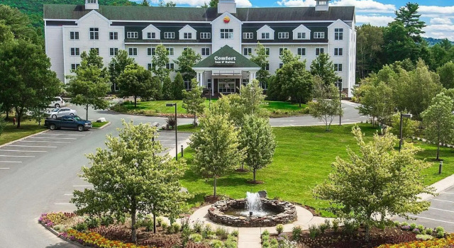 Четырёхместный номер Standard Comfort Inn & Suites Near Burke Mountain