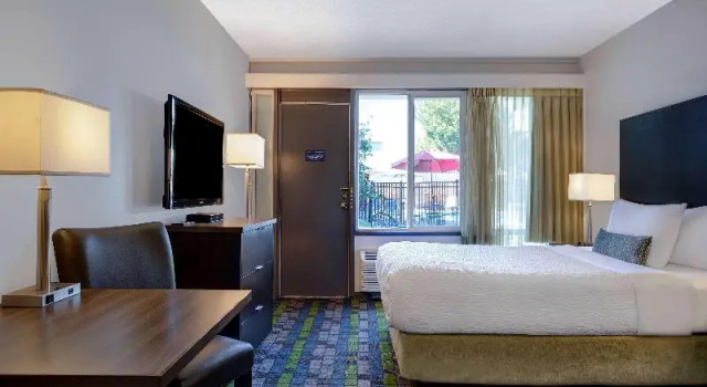 Номер Superior с видом на бассейн Days Inn by Wyndham Victoria Airport Sidney