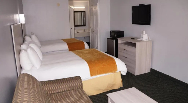 Четырёхместный номер Deluxe Days Inn & Suites by Wyndham Colonial