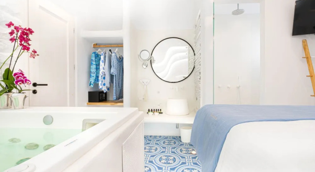 Четырёхместный люкс Deluxe KYMA & HELIOS Deluxe Suites with Hot Tub at AmazeU Suites Naxos