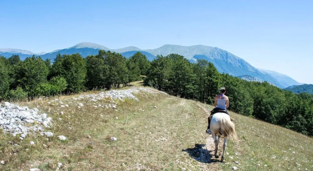 House With one Bedroom in Lettomonoppello, With Wonderful Mountain View and Enclosed Garden Near the Slopes, Prenota Hotel Hotel a Molise con parcheggio, Parcheggio