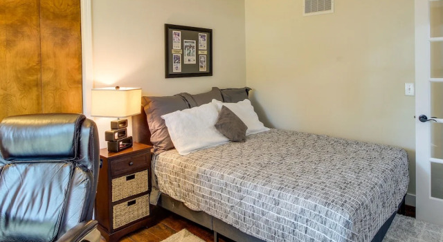 Overland Park Home w/ Fenced-in Yard & Gas Grill!, Reserva ahora Hotel Overland Park Kansas