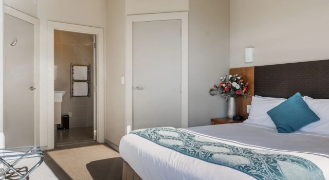 Люкс c 1 комнатой с балконом и с видом на море Ocean Breeze Hotel