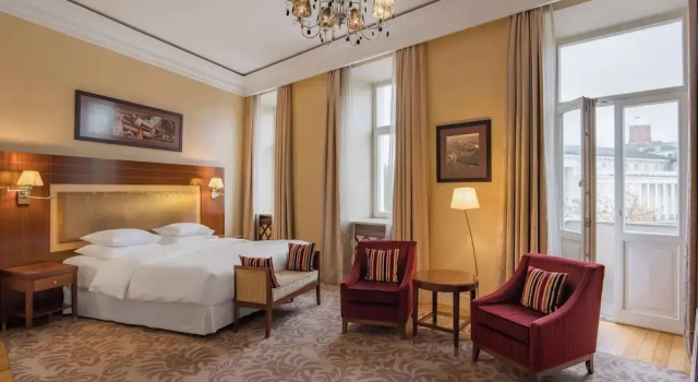 Двухместный номер Deluxe с балконом Grand Hotel Vilnius, Curio Collection by Hilton