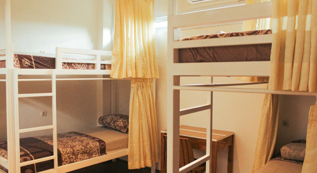 Pat în dormitor (dormitor pentru bărbați) Rion Hostel Bogor