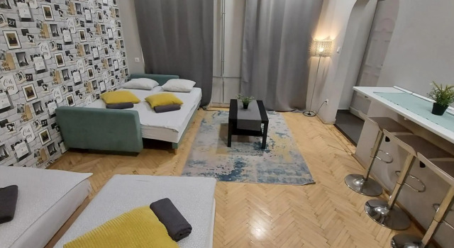 Studio 4 Apartment in the Party District