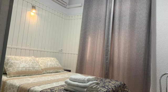 Кровать в общем номере Hostal Alcobia