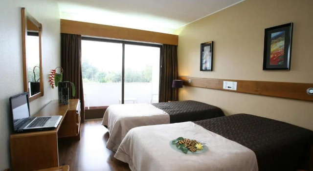 Standardní Dvoulůžkový s manželskou postelí pokoj a výhledem na bazén Hotel Meia Lua