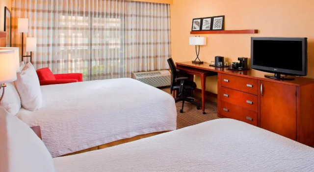 Четырёхместный номер Standard Courtyard by Marriott Orlando Airport