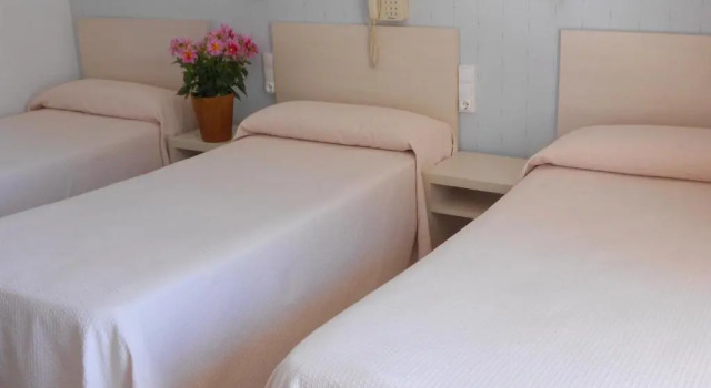 Трёхместный номер Standard Hotel Tramontana