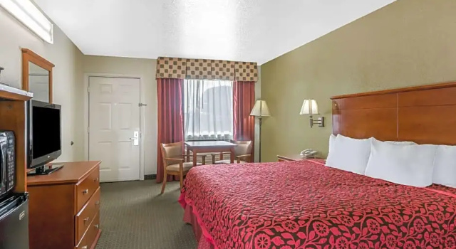 Люкс с видом на озеро Days Inn by Wyndham Saint Pauls