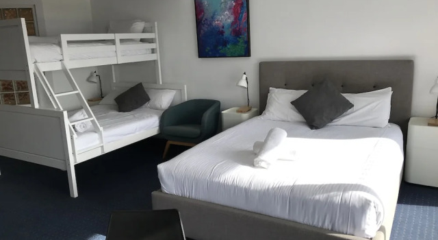 Семейный номер Standard с балконом и с видом на залив North Pier Hotel