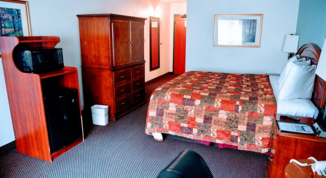 Двухместный люкс Douglas Inn and Conference Center