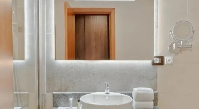 Полулюкс Deluxe с видом на аэропорт Doubletree By Hilton Addis Ababa Airport