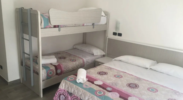Трёхместный номер Standard с балконом и с видом на сад Hotel Astoria