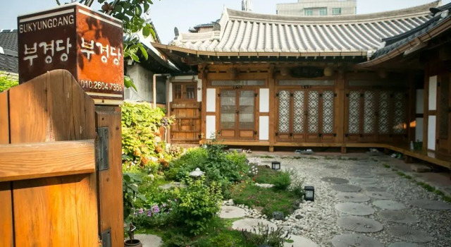 Jeonju Hanok Maeul Hanok Gotek Bugyeongdang, Забронировать Отель Чонджу Чолла-Пукто, рядом с Конфуцианская школа хянгё в Чонджу