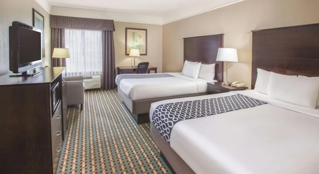 Четырёхместный номер Superior La Quinta Inn & Suites by Wyndham Bay City