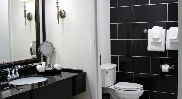 Четырёхместный номер Standard с балконом и с видом на город Inn at Pelican Bay