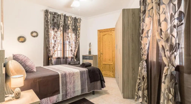 APARTAMENTOS TURISTICOS TURISToledo, Забронировать Отель Отели Толедо 3 звезды, рядом с Железнодорожный вокзал Толедо, 3*