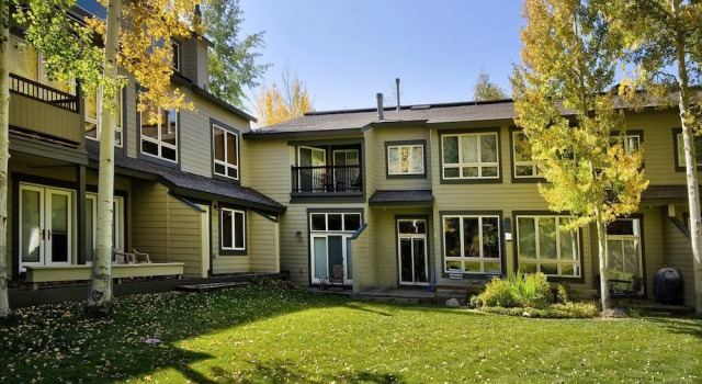 Коттедж Coldstream Townhome 38