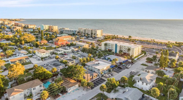 Апартаменты Well-appointed Madeira Beach Condo w/ Patio!