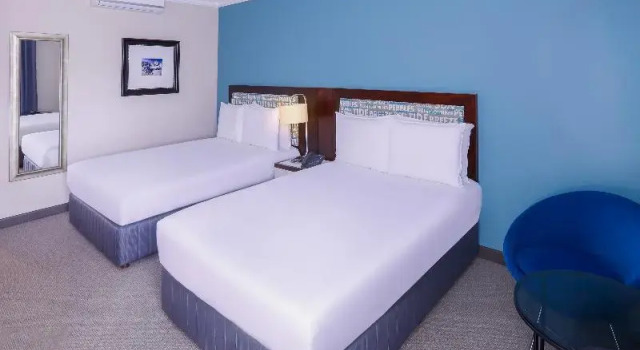 Четырёхместный номер Standard с балконом Garden Court East London