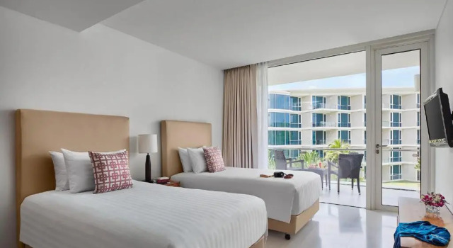 Двухместный номер Executive с балконом Splash Beach Resort Phuket, Family-Friendly Beachfront Resort