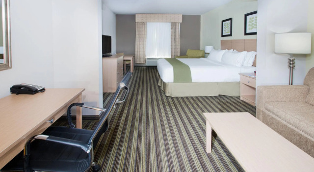 Двухместный люкс Holiday Inn Express Hotel & Suites Alvarado by IHG
