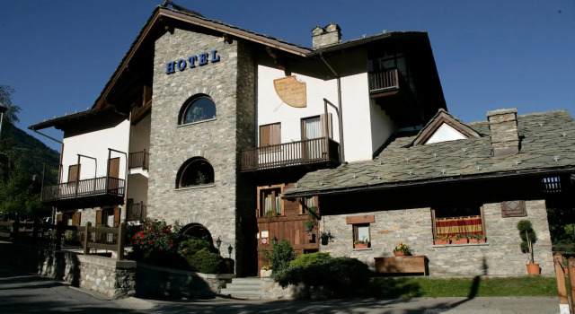 Hotel Chalet La Meridiana, Забронировать Шале Отели Сен-Пьер с парковкой, Парковка