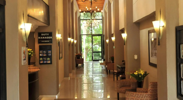 Двухместный полулюкс Safari Hotel & Convention Centre