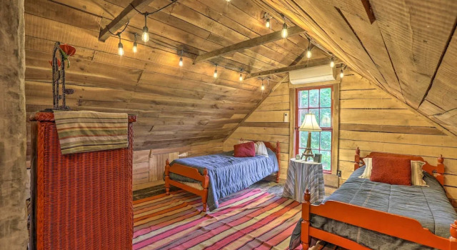 Коттедж Rustic Cabin in the Woods: 2-acre Fishing Pond!