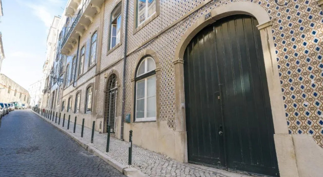Large & Relaxing loft in Alfama, Забронировать Отель Санта-Мария-Майор Лиссабон, рядом с Money Museum
