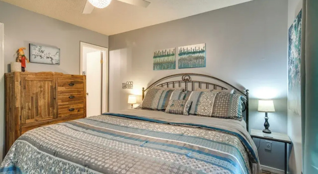 Condo 2 Mi to Silver Dollar City: Relax Fireside!, Забронировать Апартаменты/квартира Отели Table Rock Lake с парковкой, Парковка