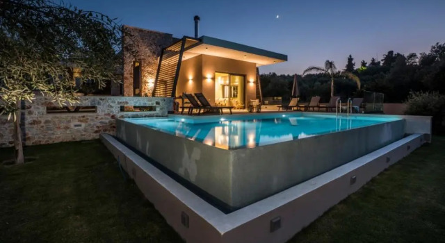Superior Villa Aphrodite with Pool near Chania, Забронировать Вилла Отели Даратсос с парковкой, Парковка