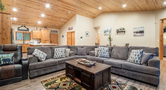 Lazy Bear Lodge by Avantstay Pine Tree Paradise w Game Room, Rezerwuj Dom wakacyjny Big Bear Lake Stany Zjednoczone