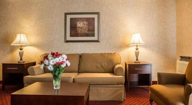 Двухместный люкс с балконом Comfort Inn Pocono Lakes Region